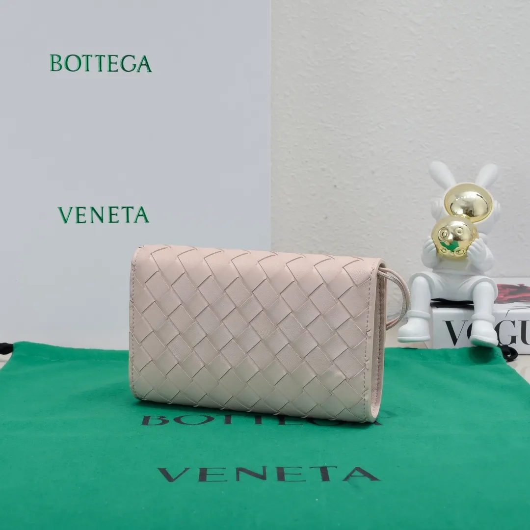 Batch 1160 BV Andiamo clutch wallet is super high-end🤎🤎How come the long clutch bag is so exquisite~ The braided style bag surface paired with all-copper hardware is really warm and high-end. The bag body is super light and can be grabbed easily! It can store a lot of small items and large mobile phones ~ very practical for daily use. Style number: 1504 Size: 19*11.5*3